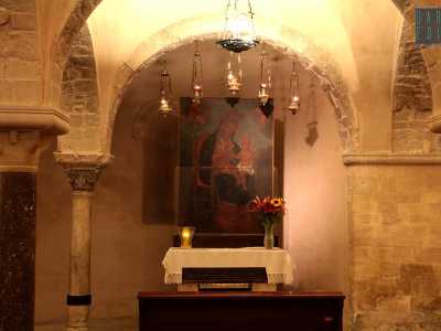 Nella cripta si trova una tela molto antica, risalente al 400-500: viene ritratta una Madonna con il Bambin Ges� che osserva il cardellino nelle mani della Madre
